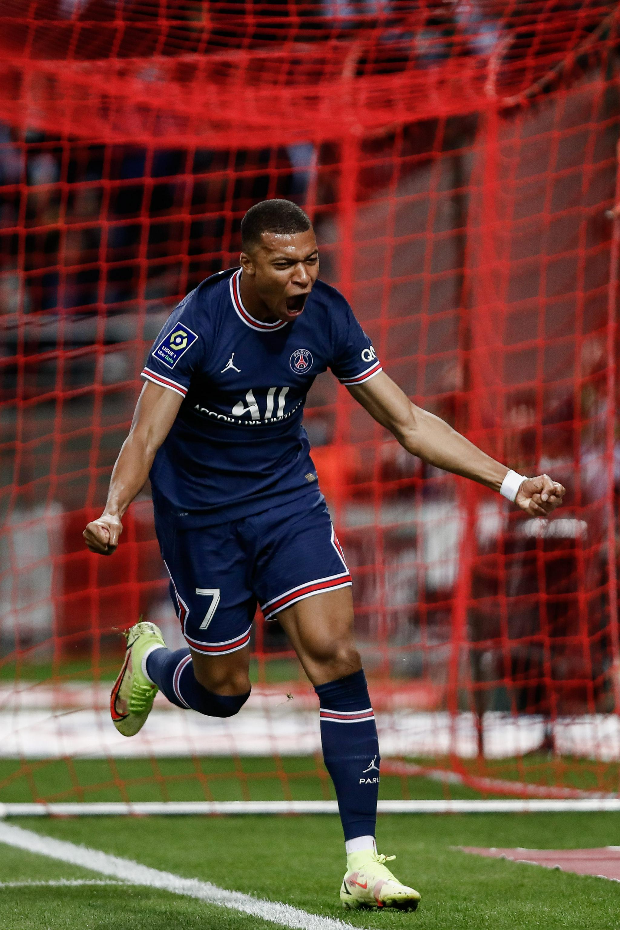 世界杯预热海报里没有C罗遭质疑，FIFA删除原海报改“怀旧”