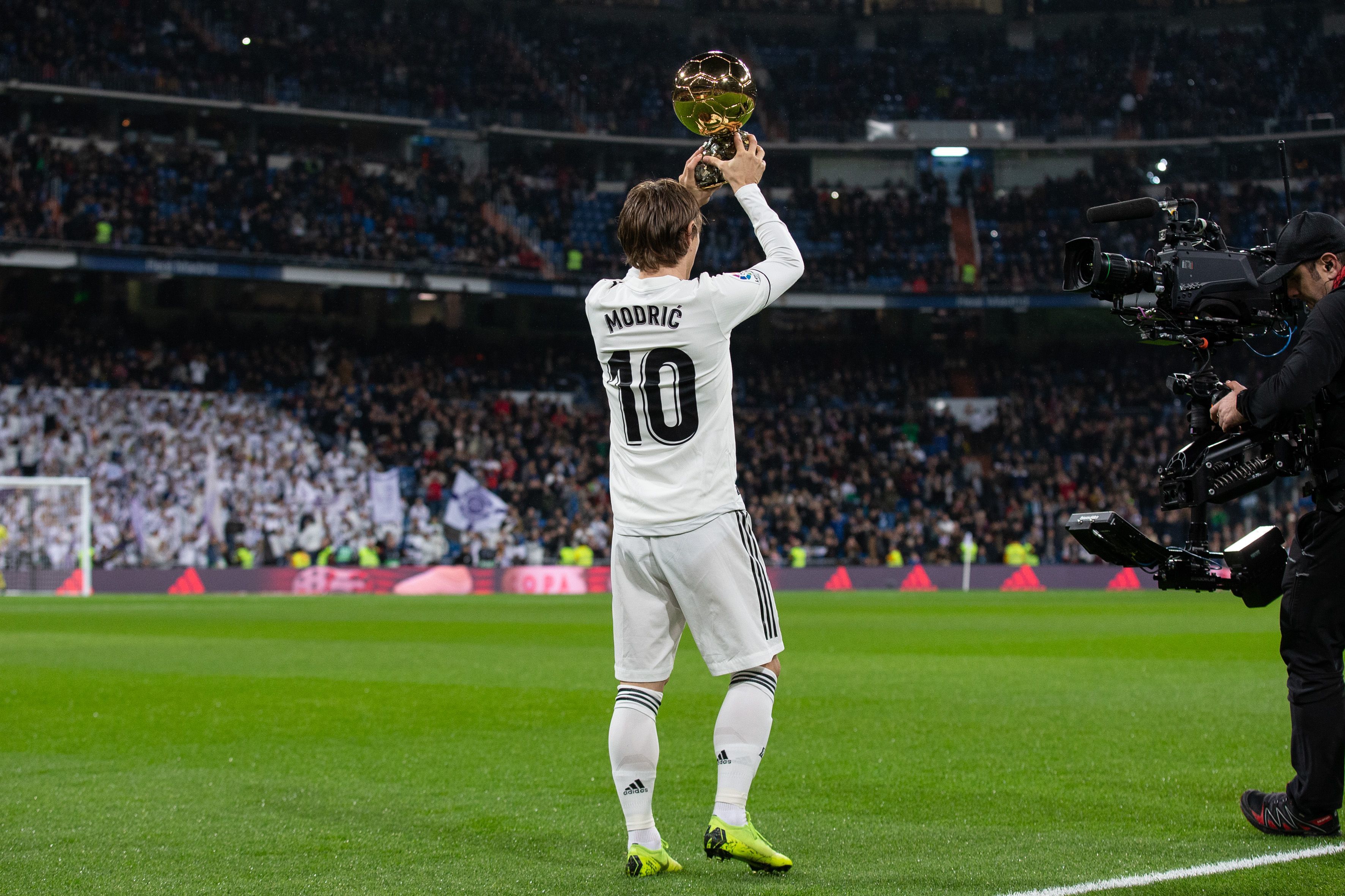 梅西太内向了，主持人说第一句就想拿着奖杯走，不到三年拿四冠