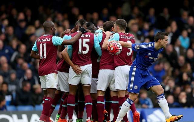 足球国足后防双塔表现稳固