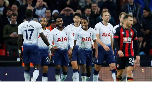 C罗被罚下后，看台上的爱尔兰球迷模仿他做出的哭泣手势