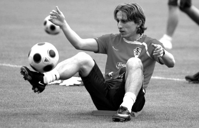 洛杉矶快船以131-116击败黄蜂，哈登55分刷新个人得分纪录，成为首位在两支球队保持得分纪录的球员。