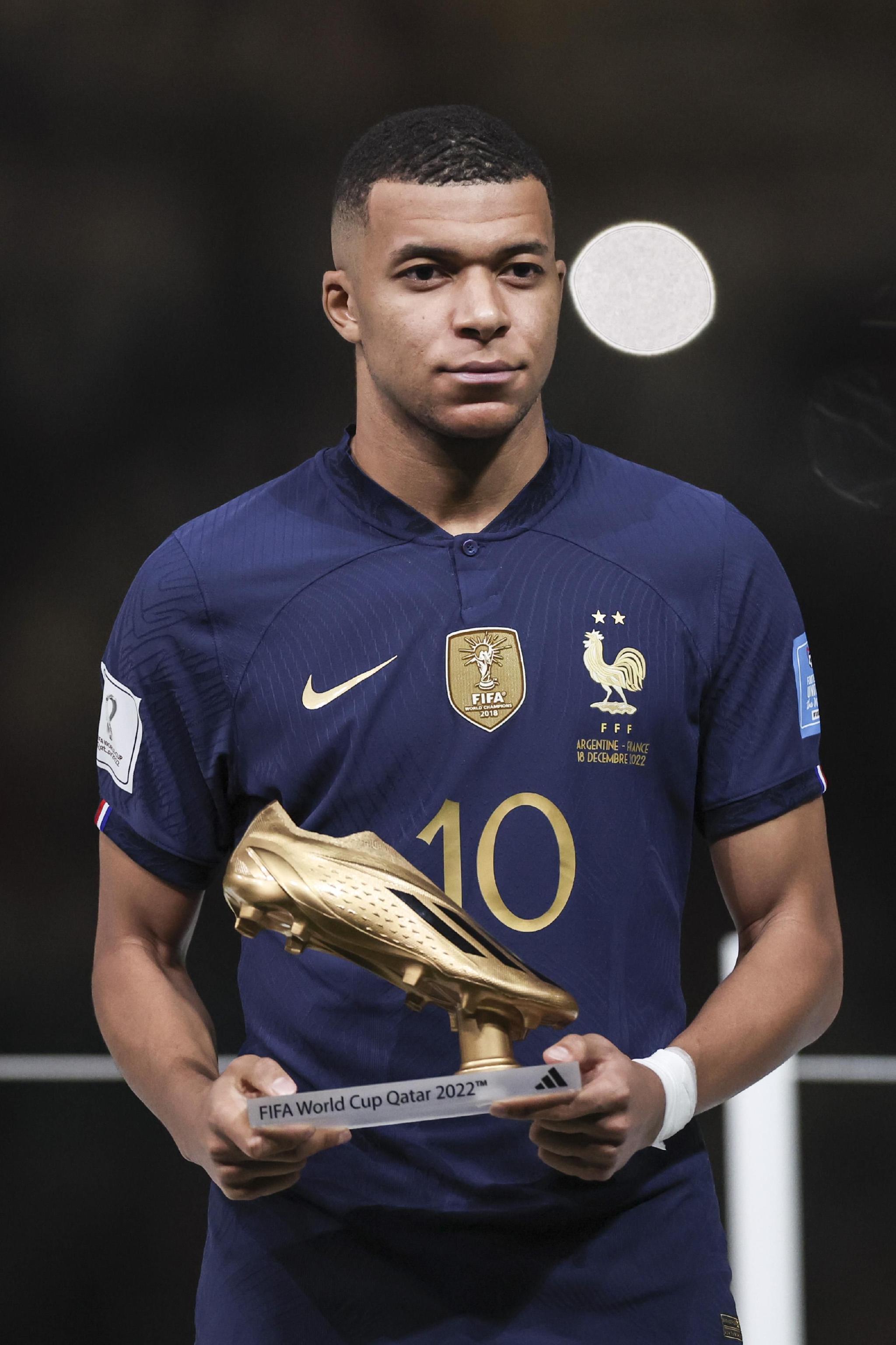 克媒：汉堡进行球衣慈善拍卖，18岁武斯科维奇球衣成标王