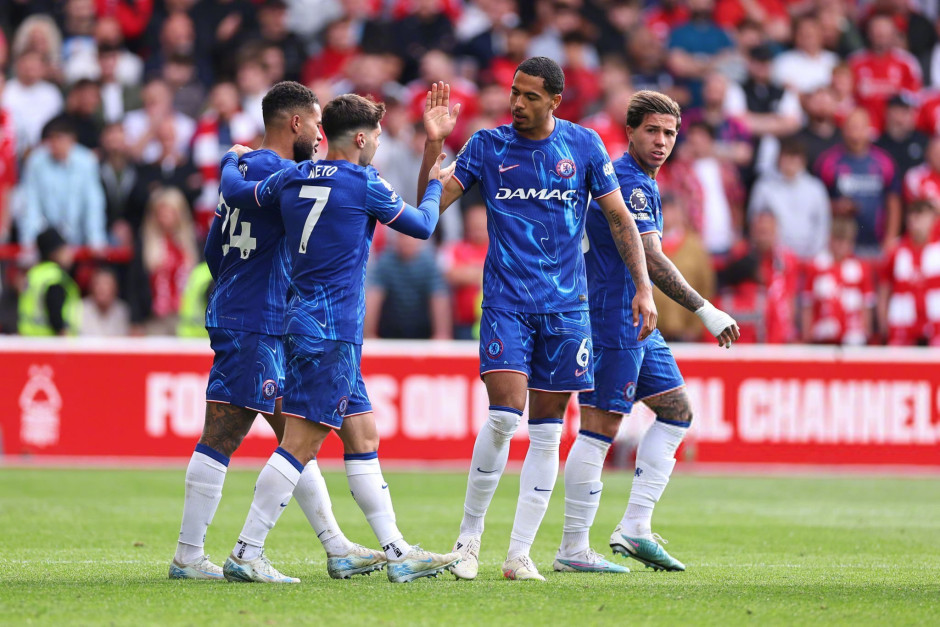 球队集体围着他庆祝太治愈